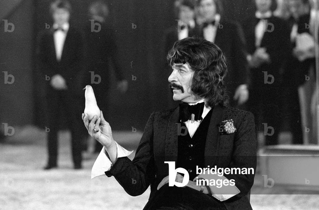 Peter Wyngarde in the show Stars in der Manege, 1971 (b/w photo)