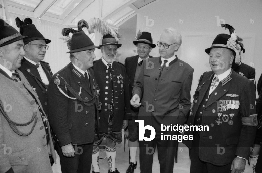 Edmund Stoiber with mountain riflemen, 1993 (photo)