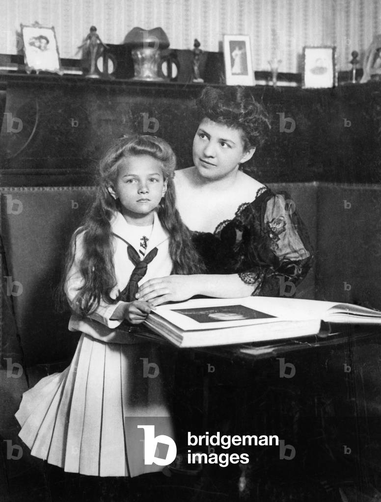 Mother with daughter, 1906 (b/w photo)