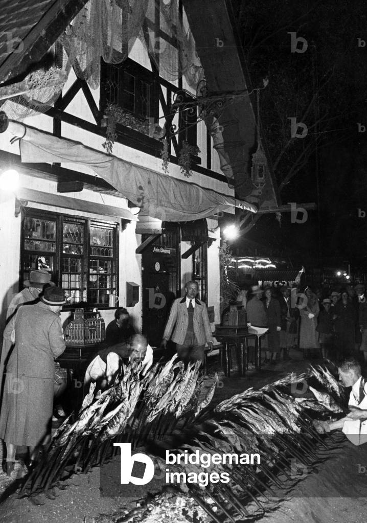 Oktoberfest, 1923 (b/w photo)