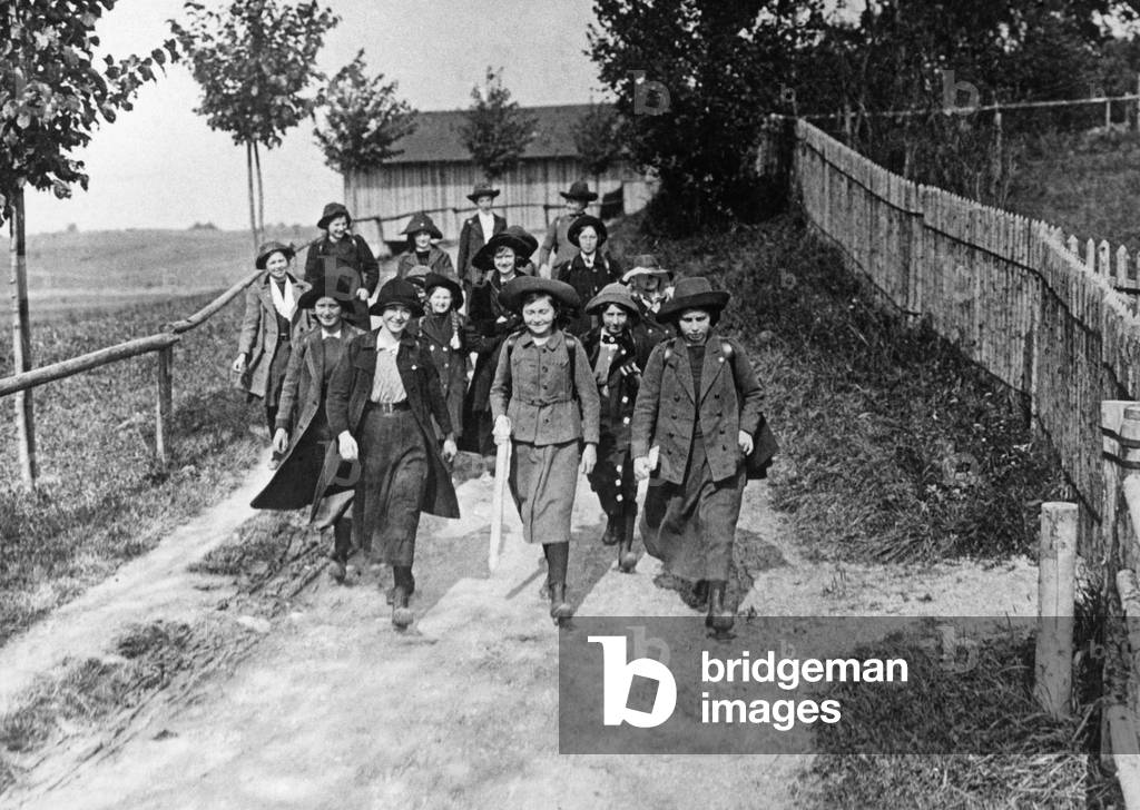 Girl scouts, 1912 (b/w photo)