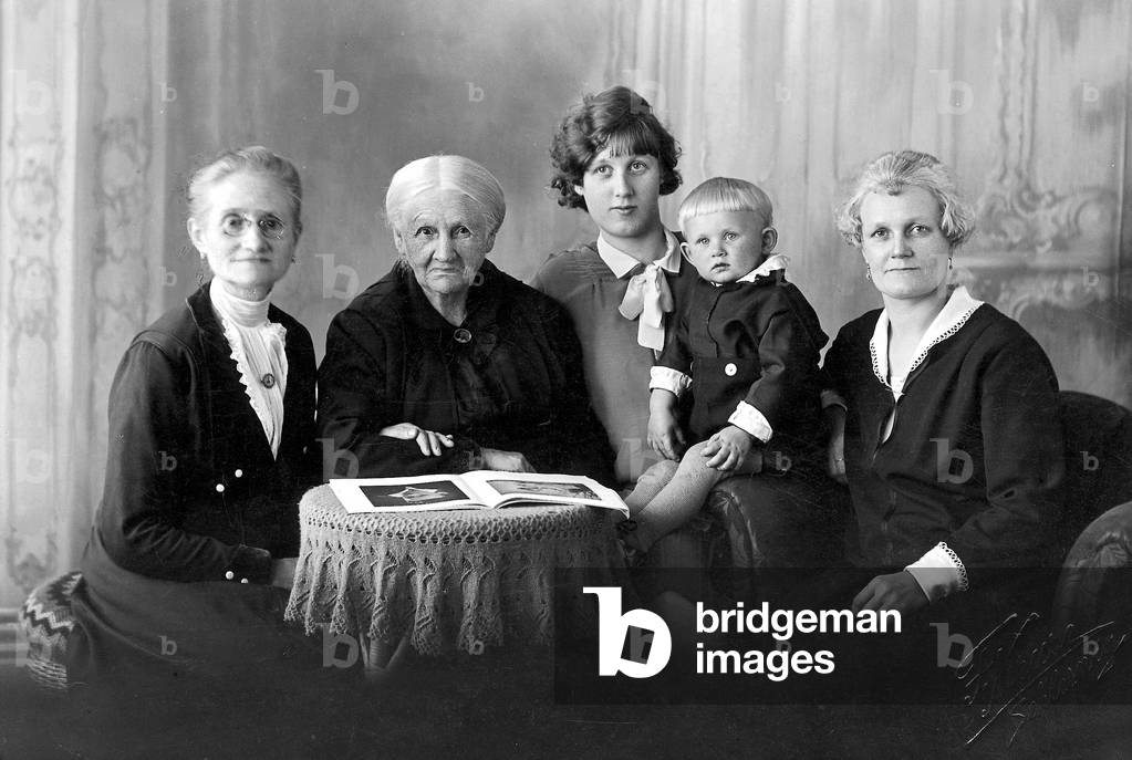 Group photo of a family with great-grandmother, great-grandmother, mother, son and grandmother (1930). (b/w photo)