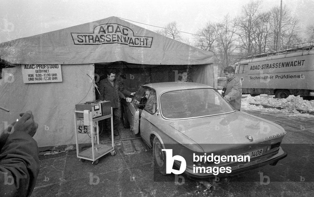 ADAC CO emissions test with Blacky Fuchsberger, 1971 (b/w photo)