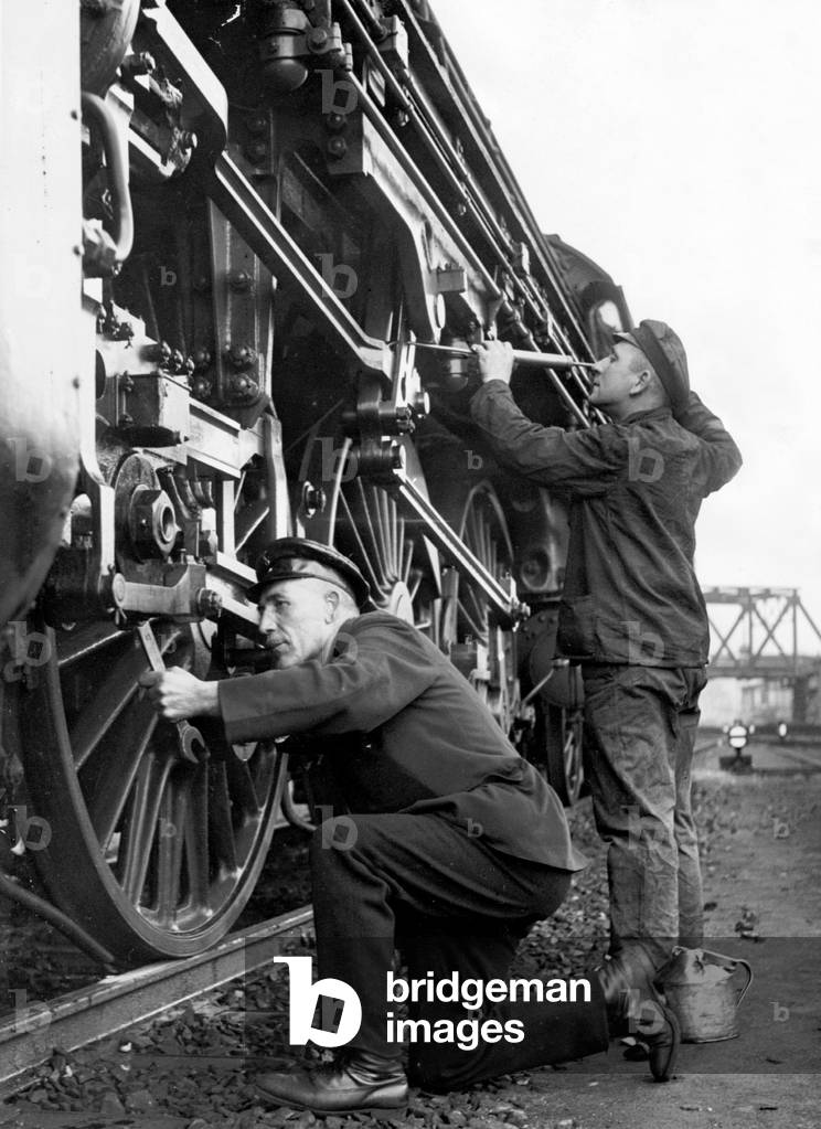Maintenance of a steam locomotive, 1936 (b/w photo)