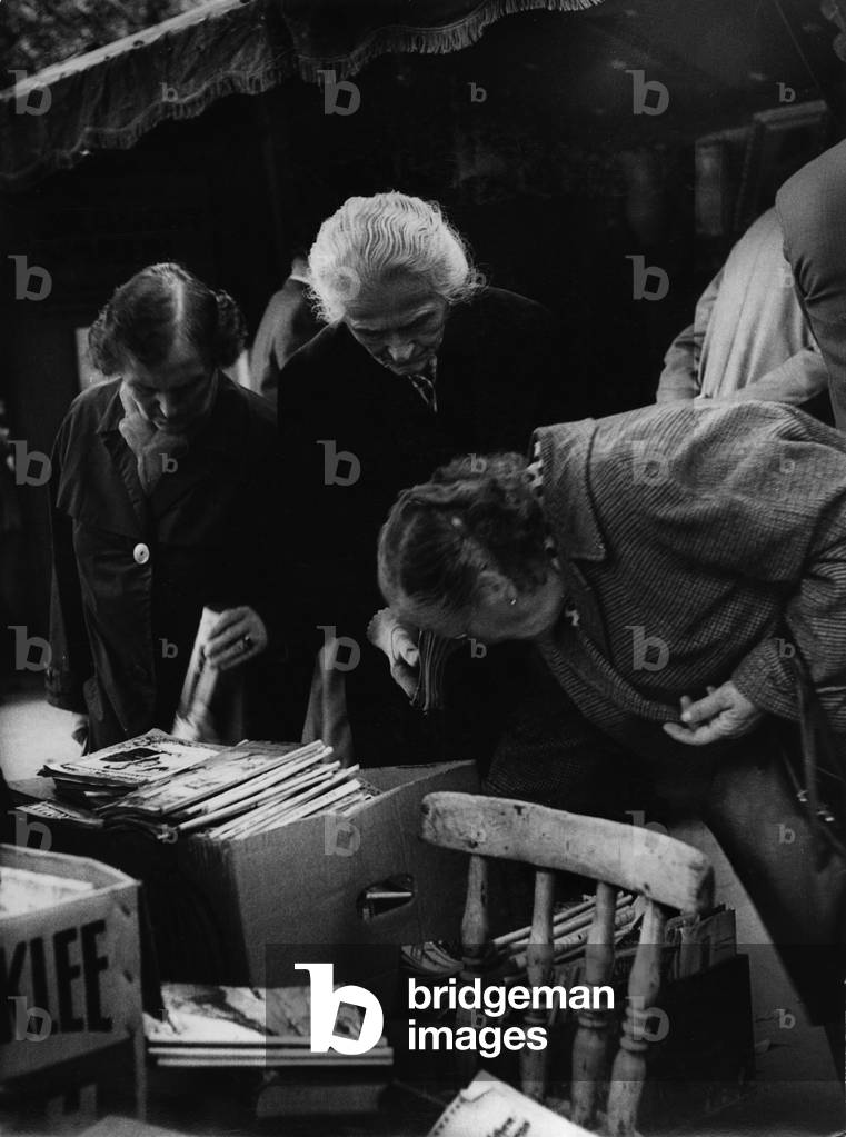 Flea market in Augsburg, 1950 (b/w photo)
