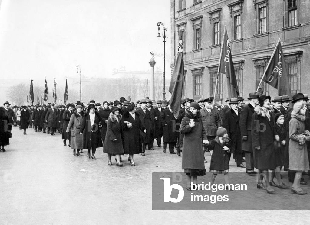 SPD march in front of the palace for Hindenburg, 1932 (b/w photo)