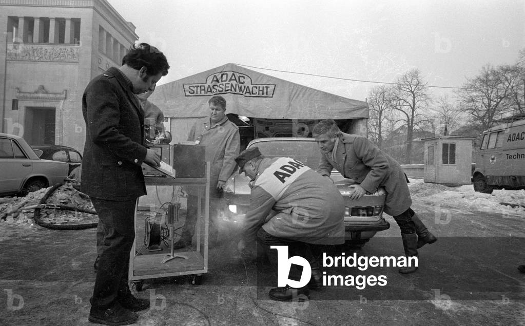 ADAC CO emissions test with Blacky Fuchsberger, 1971 (b/w photo)