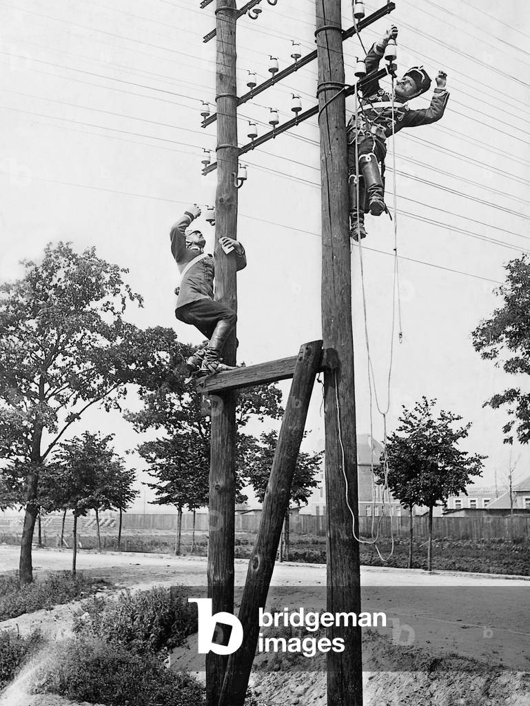 German soldiers set up a communication link, 1900 (b/w photo)