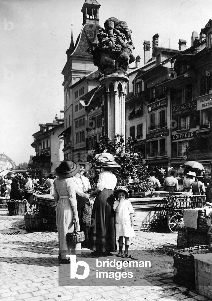 Street scene in Bern, 1913 (b/w photo)