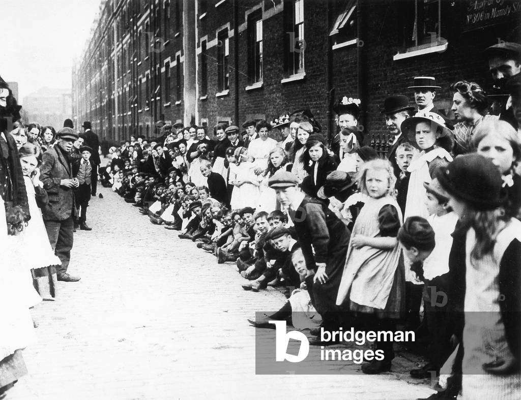 Street children in London, circa 1900 (b/w photo)