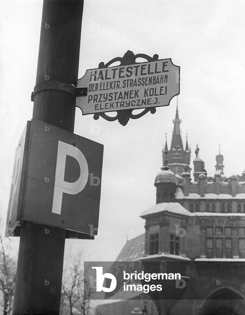 Bilingual sign in Krakow, 1940 (b/w photo)