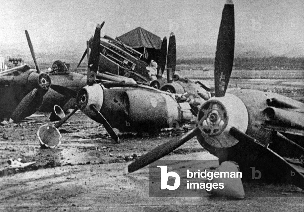 Destroyed aircraft engines in Pearl Harbor on 12/07/1941  (b/w photo)