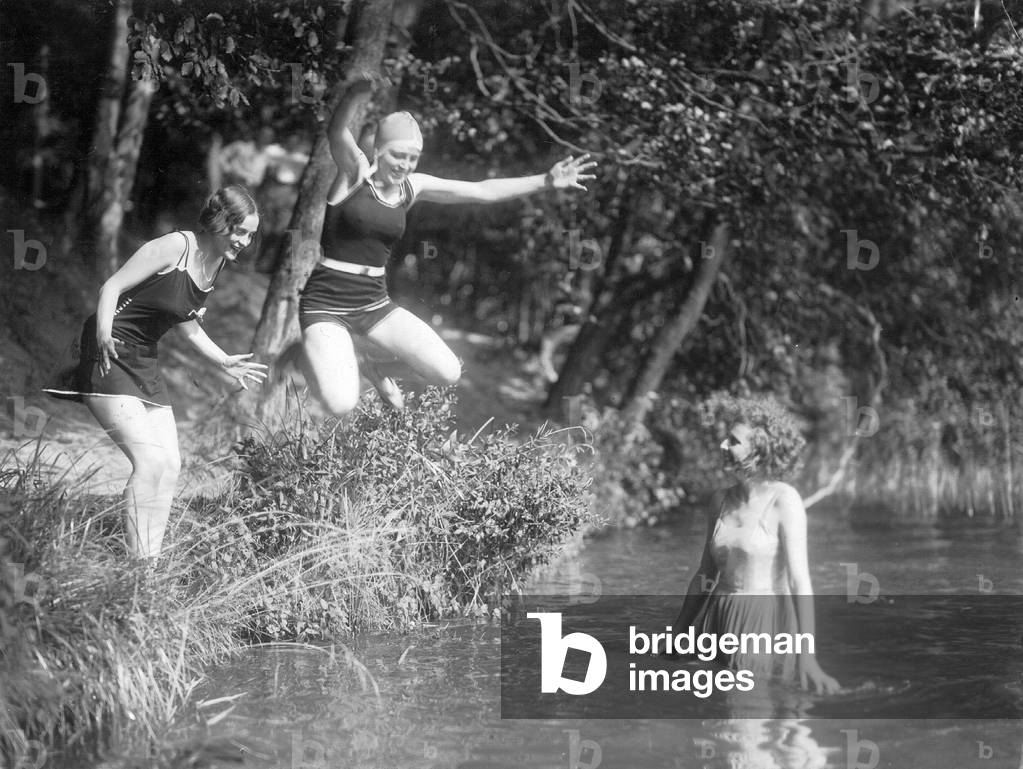 Camilla Horn, Christa Tordy and Leni Riefenstahl bathing (b/w photo)