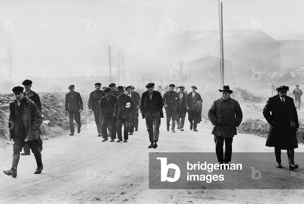Shift change at a shipyard in Bremen, 1929 (b/w photo)