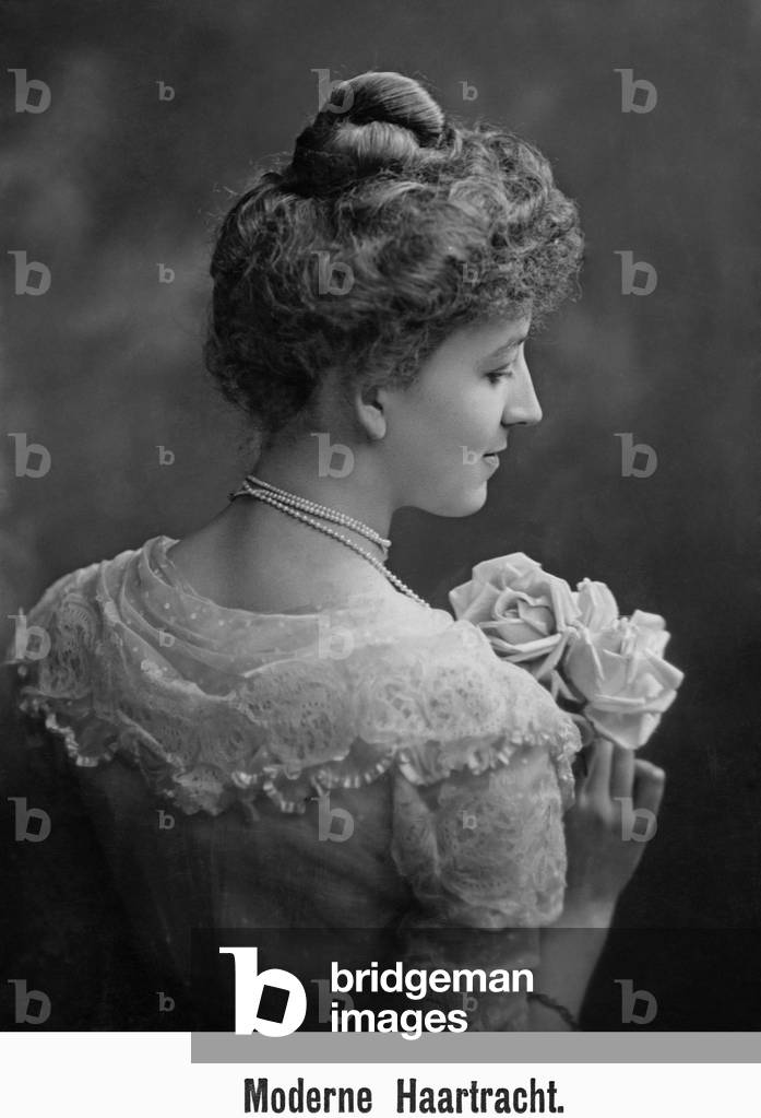 Hairdo from the turn of the century, 1905 (b/w photo)