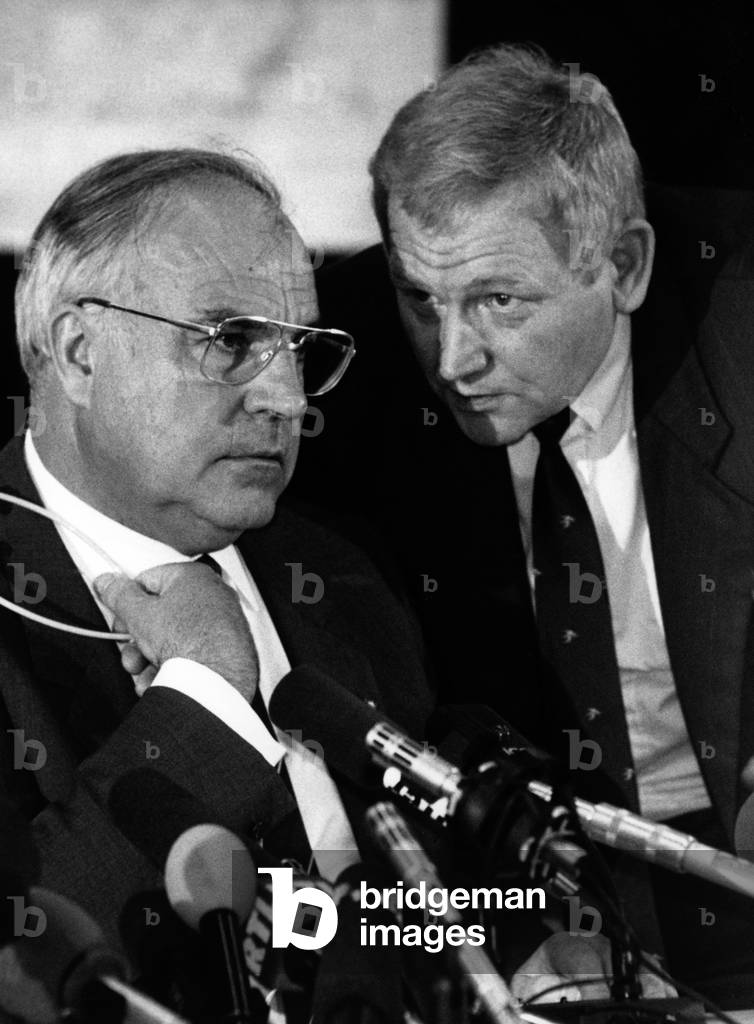 German Chancellor Helmut Kohl (left) and chief of the presse and public relation office of the federal government Friedhelm Ost (right). Helmut Kohl, politician, Germany, CDU, with German politicians  (photo)