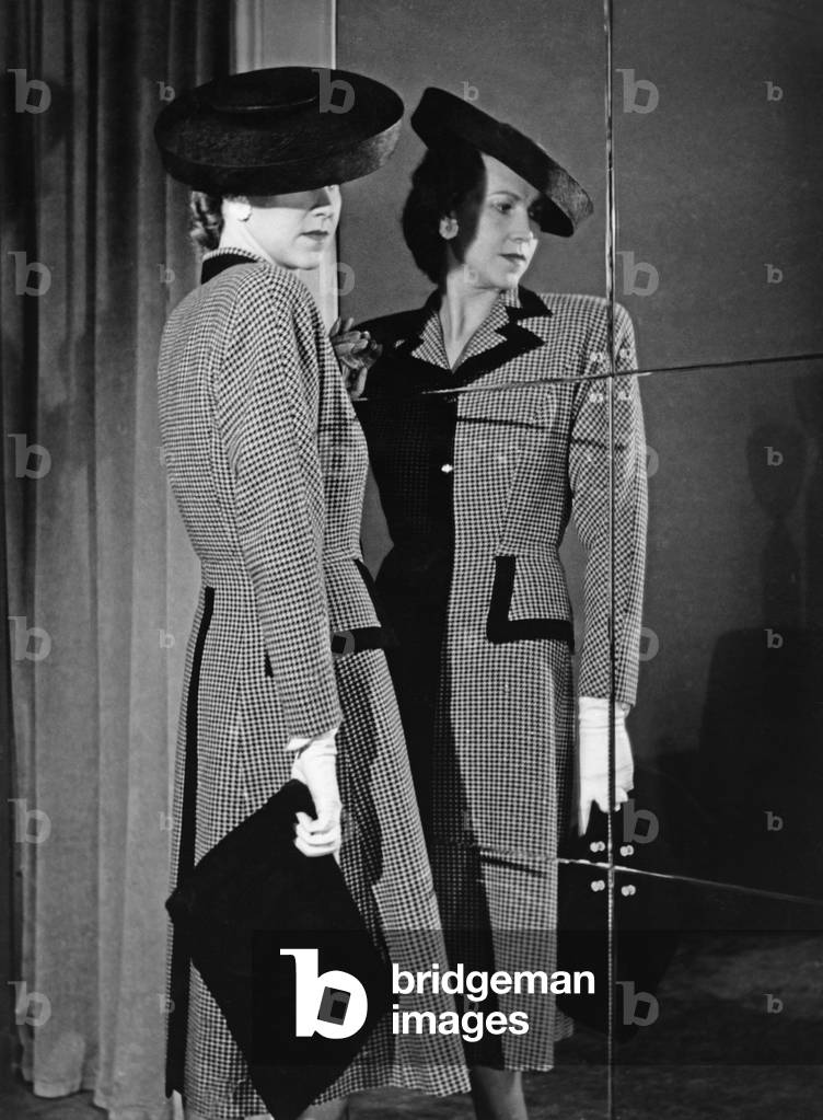 Women's fashion, 1942 (b/w photo)