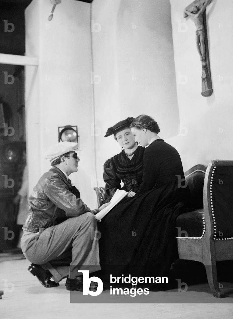 Gustav Ucicky, Franziska Kinz and Ilse Werner during the filming of 'Frau Sixta', 1938 (b/w photo)