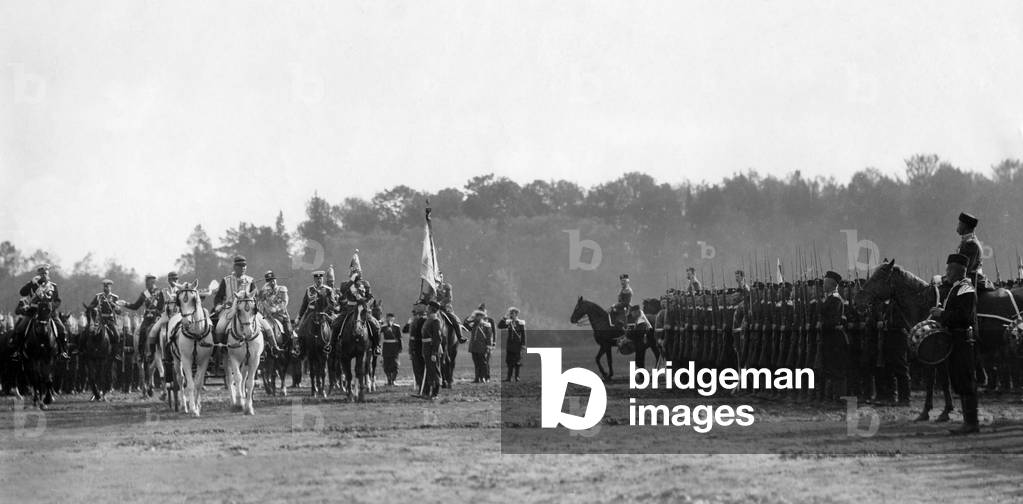 Tsar Nikolaus II. visits a Russian regiment, 1906 (b/w photo)
