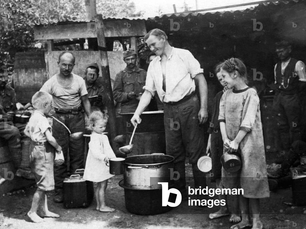 Occupied territories - Italian population, soldiers distributing soup, 1918 (b/w photo)