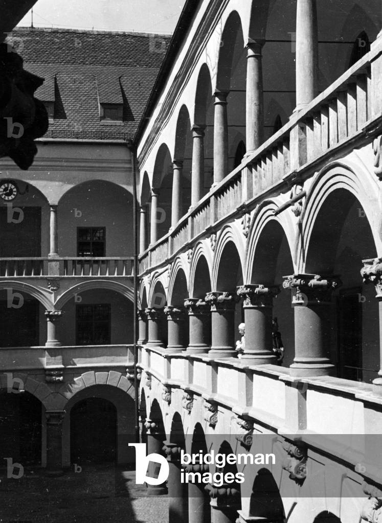 Courtyard of the Alte Münze in Munich, 1934 (b/w photo)
