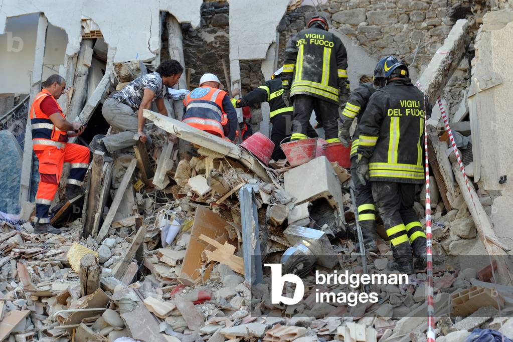 Rescuers searching for and recovering people who have been buried after an earthquake of magnitude 6 in the village of Accumoli, 2016 (photo)
