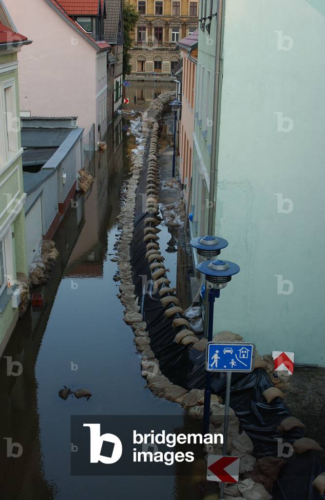 The flood has reached the first houses in Schonebeck, August 2002 (photo)