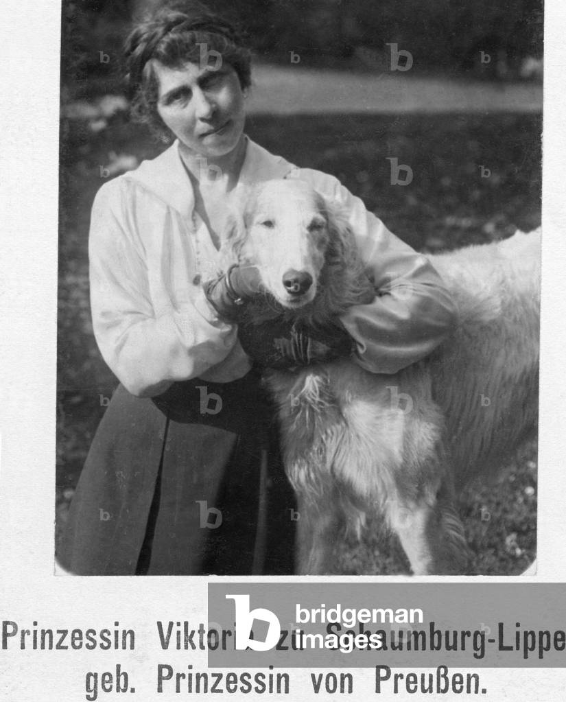 Viktoria of Schaumburg-Lippe, 1916 (b/w photo)