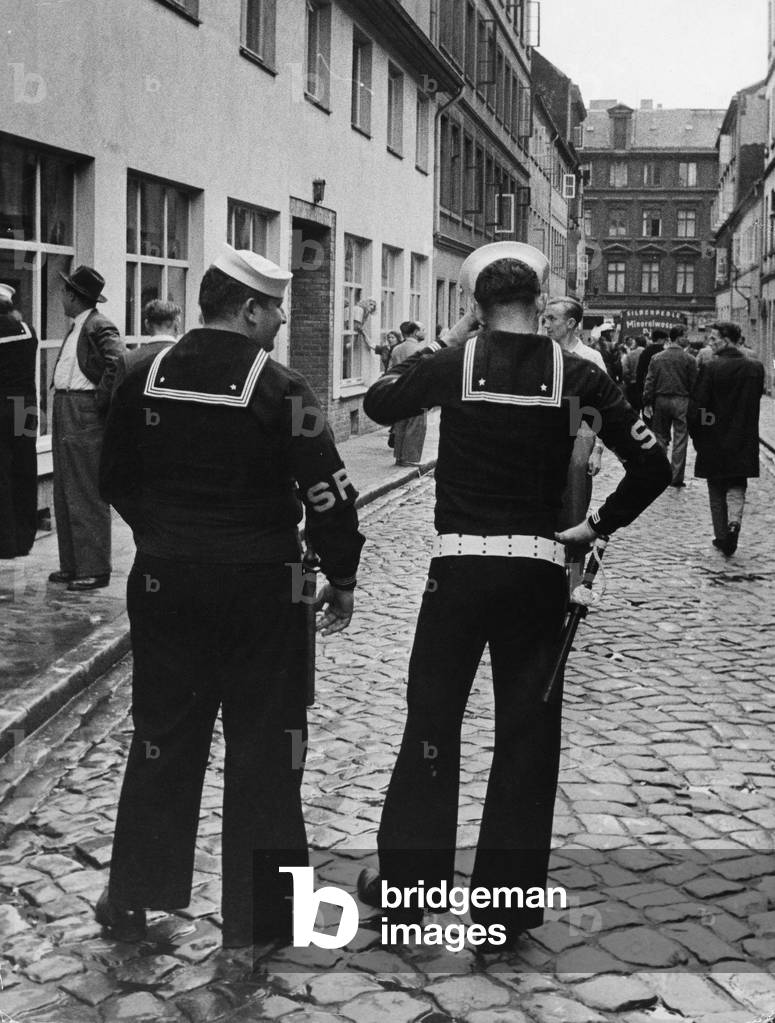 US sailors in St. Pauli, 1956 (b/w photo)