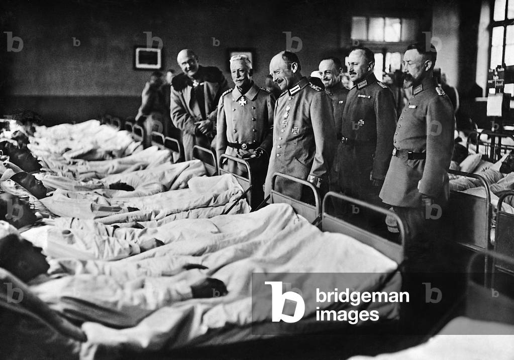 King Friedrich August III. of Saxony in a field hospital on the Western Front (b/w photo)