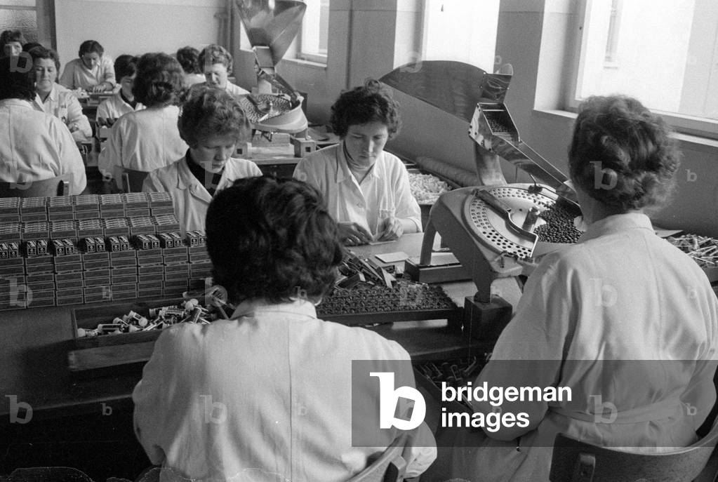 Influenza vaccine, 1960 (b/w photo)