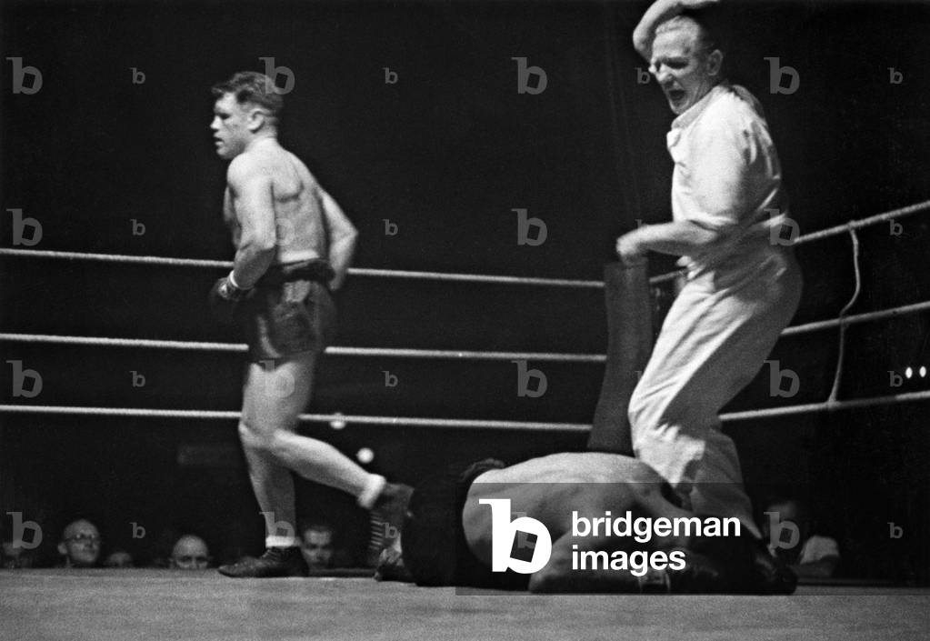 Merlo Preciso goes to the floor in a fight with Alfred Heuser, 1939 (b/w photo)