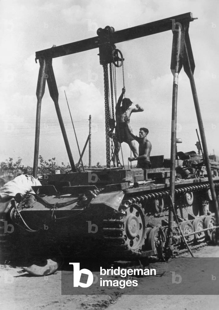 German tank repair station on the Eastern front, 1941 (b/w photo)