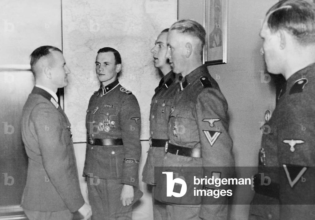Ernst-Robert Grawitz with Dutch volunteers of the Waffen SS, 1943 (b/w photo)