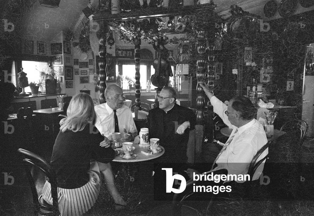 Beppo Brehm in the Valentin Stube in Munich, 1971 (b/w photo)