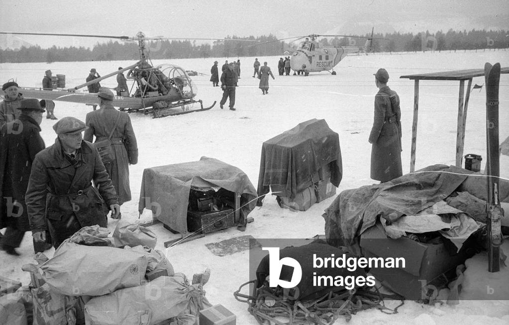 Rescue helicopter in action after the avalanche disaster in Vorarlberg, 1954 (b/w photo)