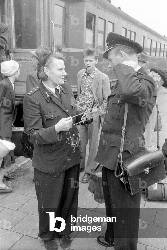 East German railway employees with West German colleagues, 1954 (b/w photo)