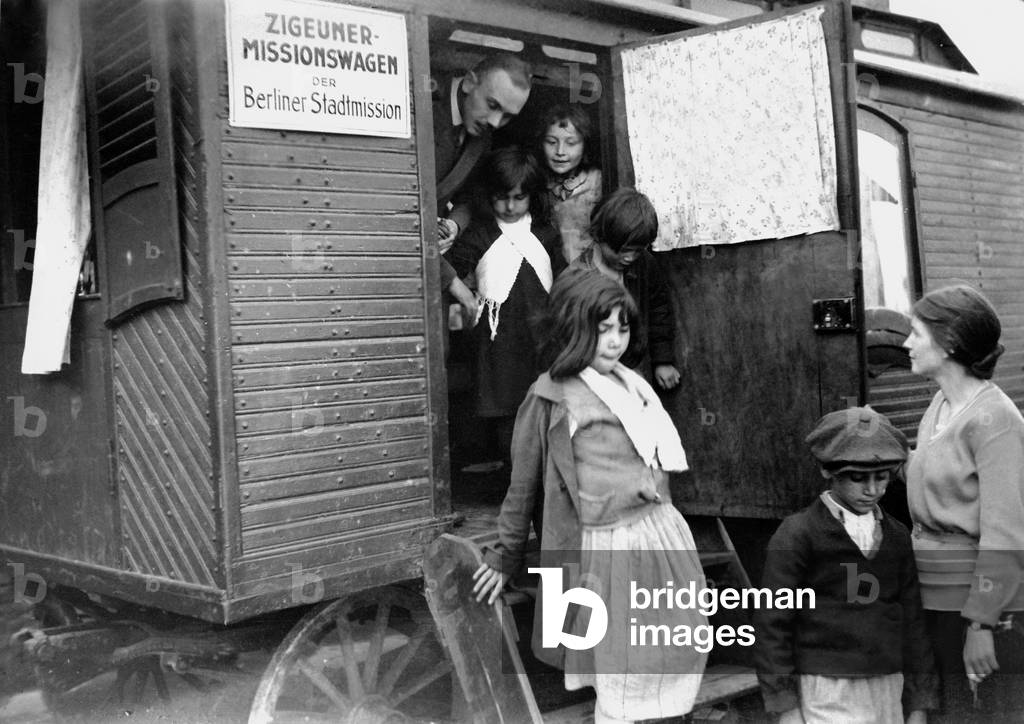 Gypsy Mission cars of the Berlin City Mission, 1932 (b/w photo)