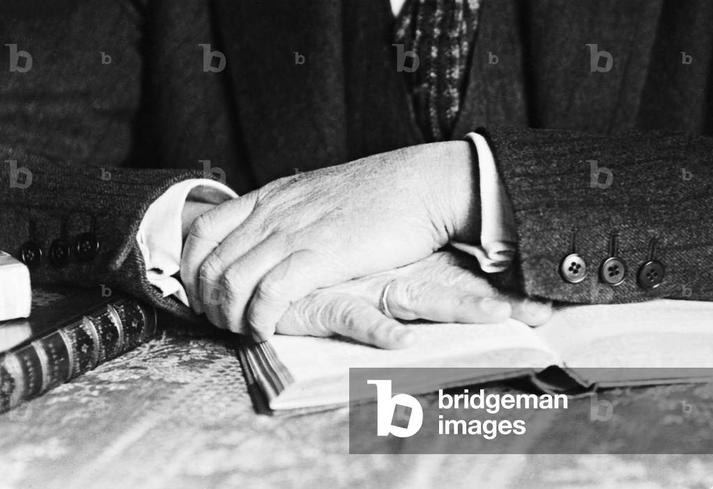 Hands on book (b/w photo)