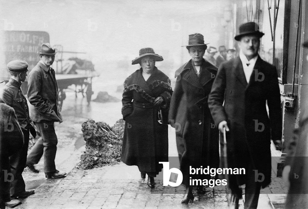Hedwig Bauer and Louise Ebert on the way to a cloth recycling association, 1920 (b/w photo)