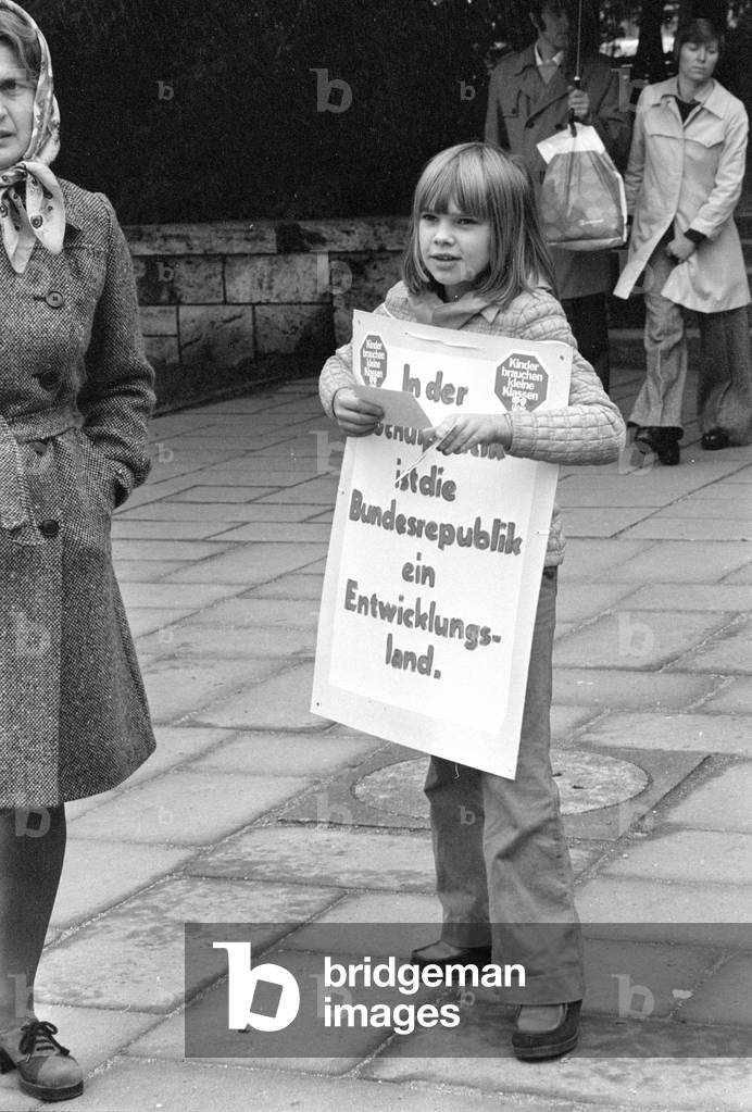March against education crisis in Munich, 1974 (b/w photo)