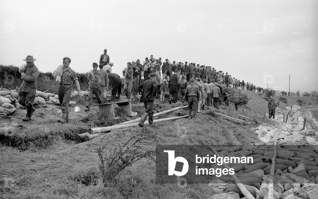 THW and volunteers in action in Passau, 1954 (b/w photo)