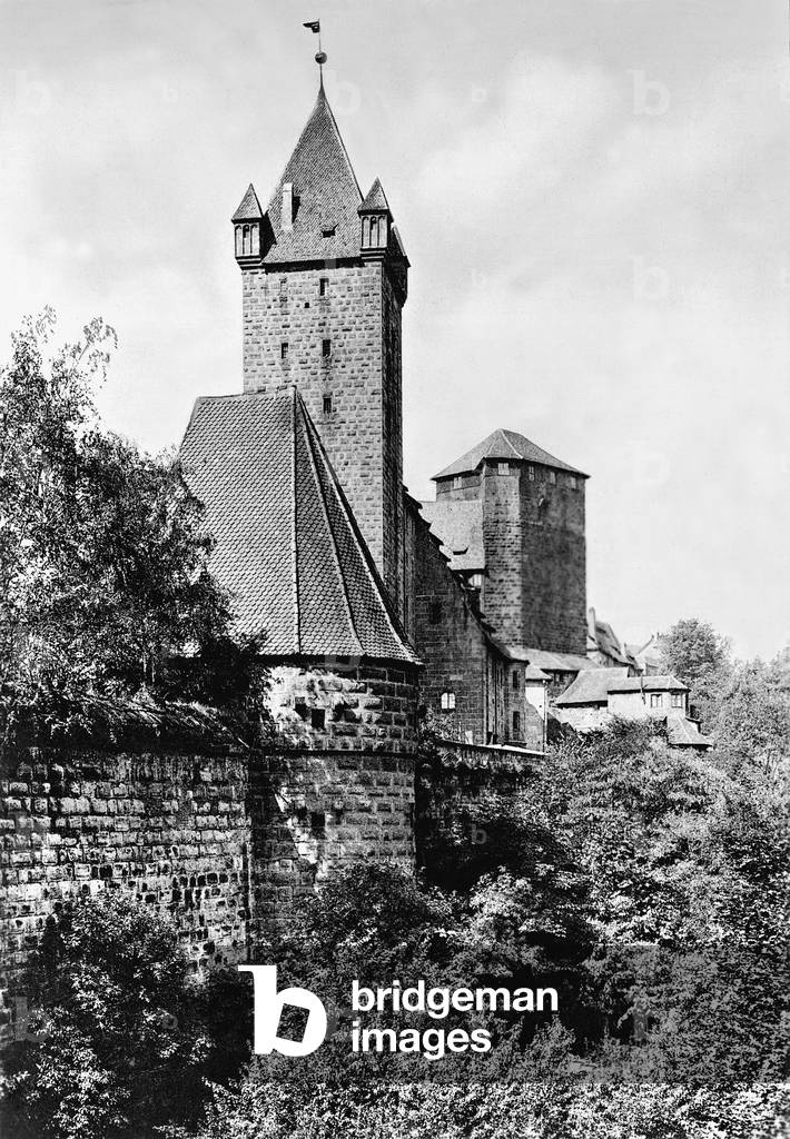 Luginsland Tower in Nuremberg, 1906 (b/w photo)