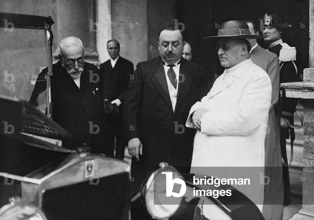 Pope Pius XI. receives a car, 1926 (b/w photo)