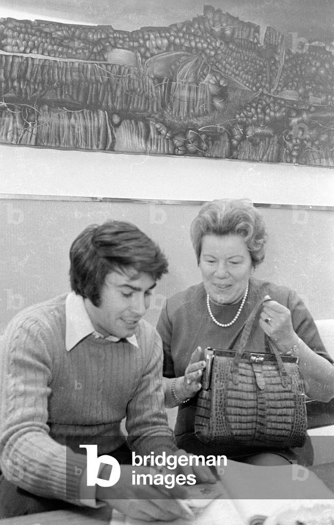 Roy Black gives an autograph, 1971 (b/w photo)