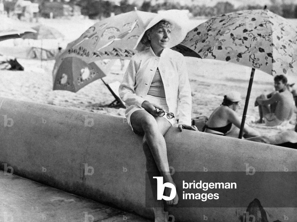 Vicki Baum in Hawaii, 1935 (b/w photo)