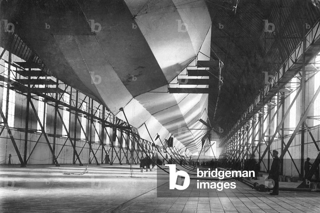 A Zeppelin airship is filled with gas, 1913 (b/w photo)