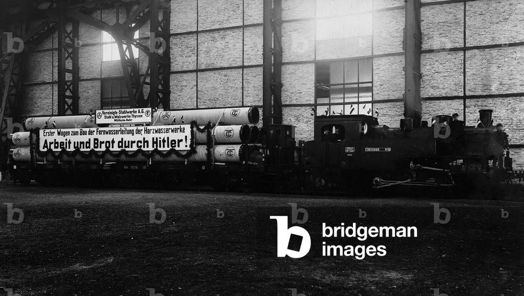 Transporting material for the long distance water supply system from Soese North to Bremen, 1934 (b/w photo)