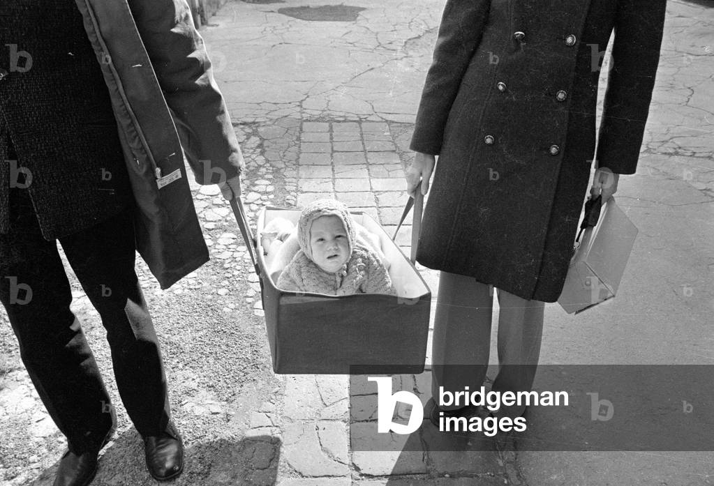 Baby in front of the Children's Center of the LMU, 1974 (b/w photo)