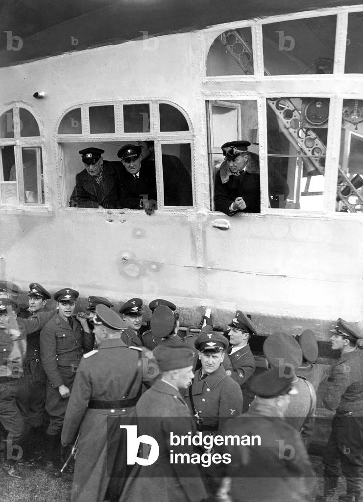 The airship 'Graf Zeppelin I '(LZ 127) while landing, 1935 (b/w photo)